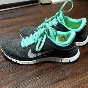 Nike Women's Athletic Shoes - Black and Mint
